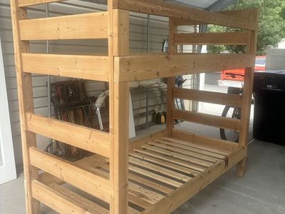 Twin bunk bed