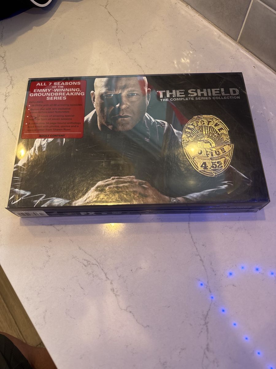 The Shield: The Complete Series Collection (DVD, All 7 Seasons, 28-Disc Set, Bonus Features)