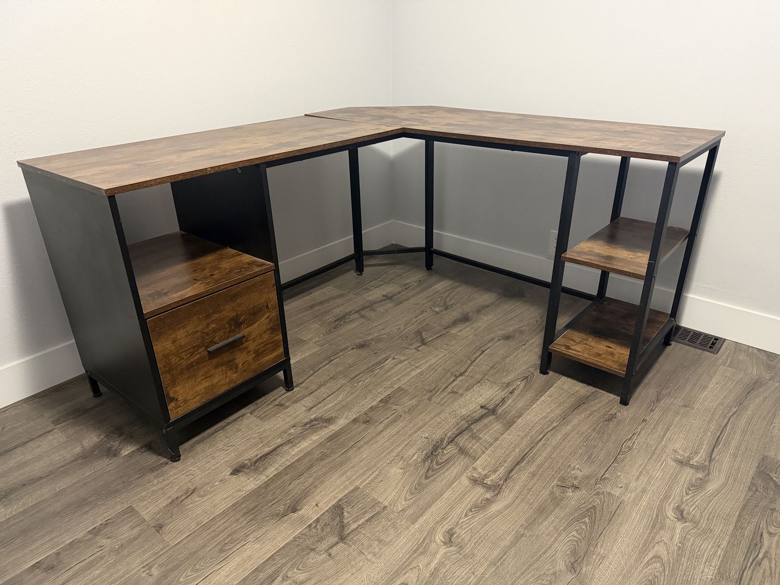 Corner desk in great condition