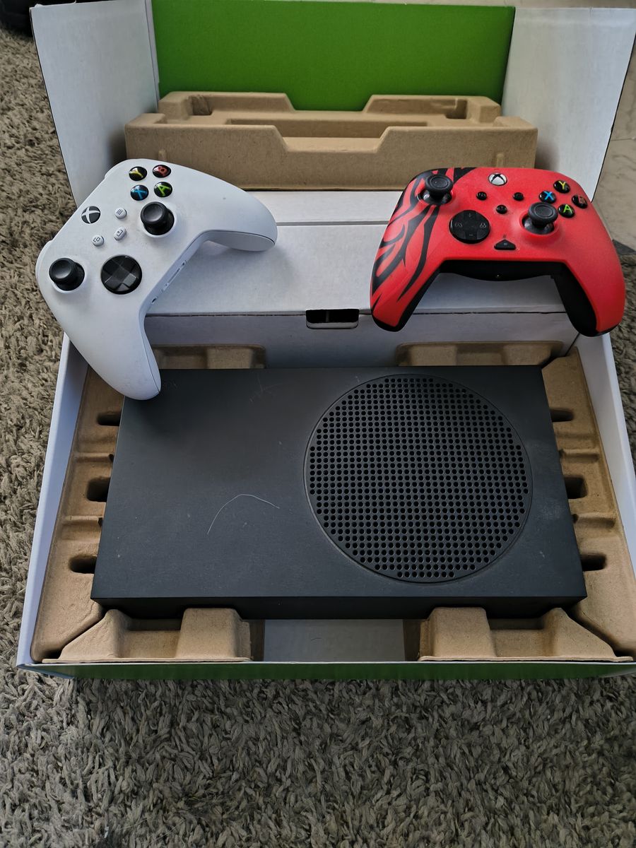 Xbox Series S & 2 Controllers