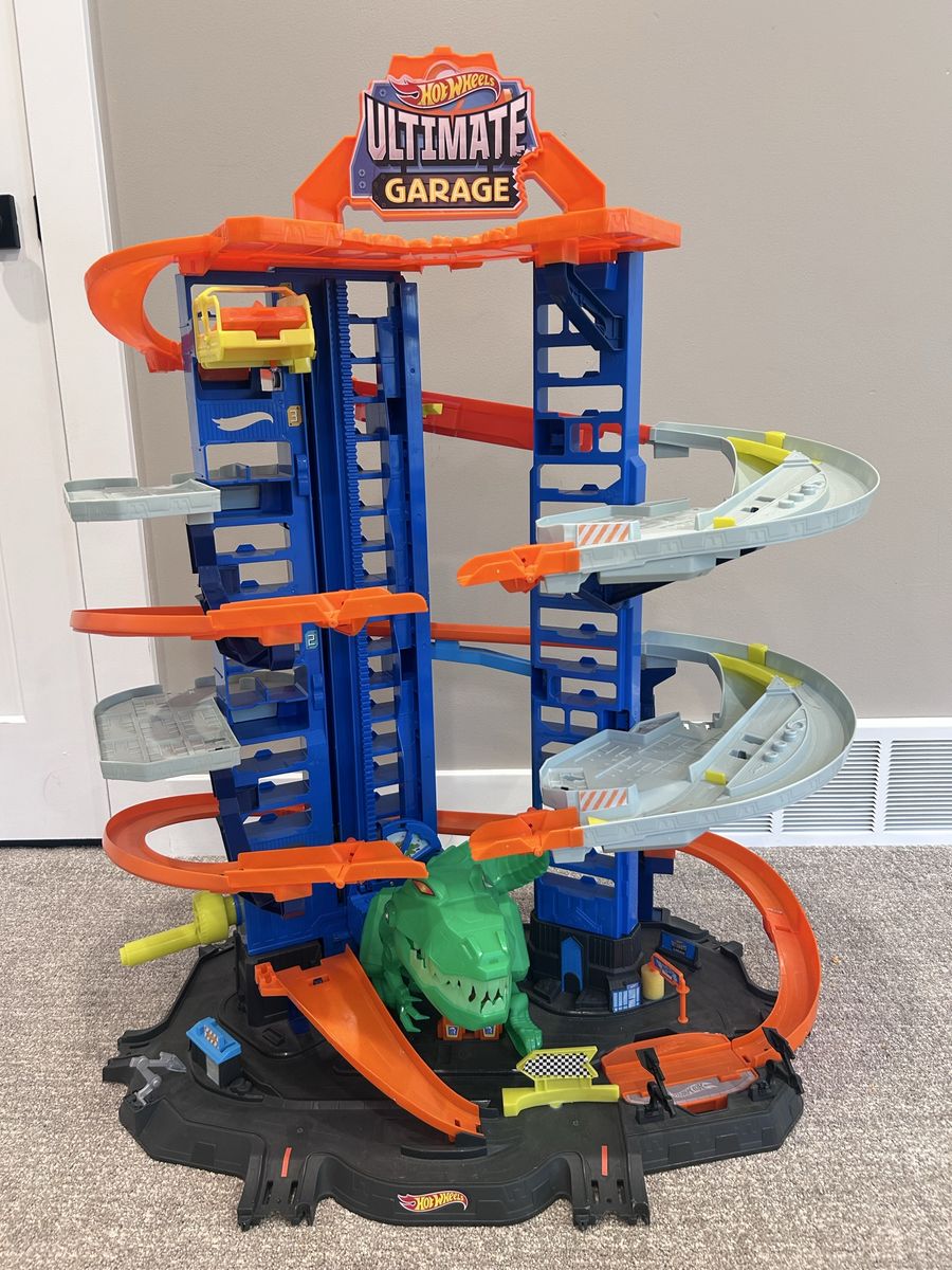 Hot Wheels Ultimate Garage Play Set with Cars & City Play Mat