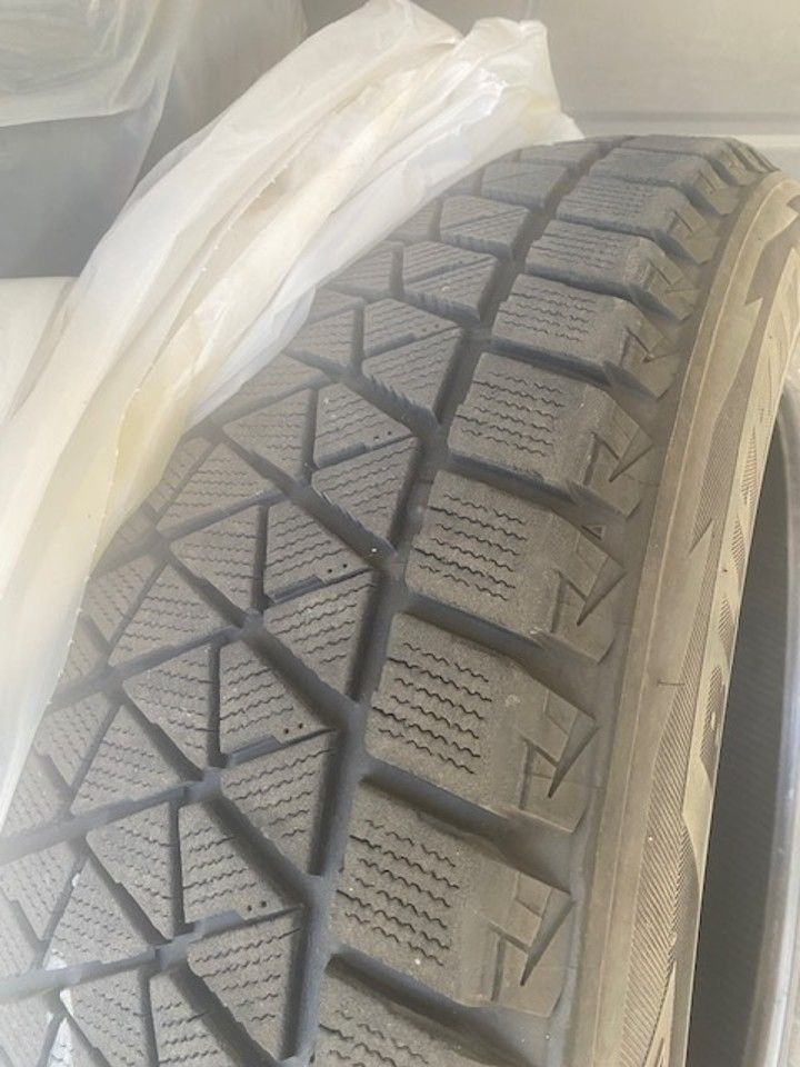 Blizzak Snow Tires Set of 4 (235/55R19)