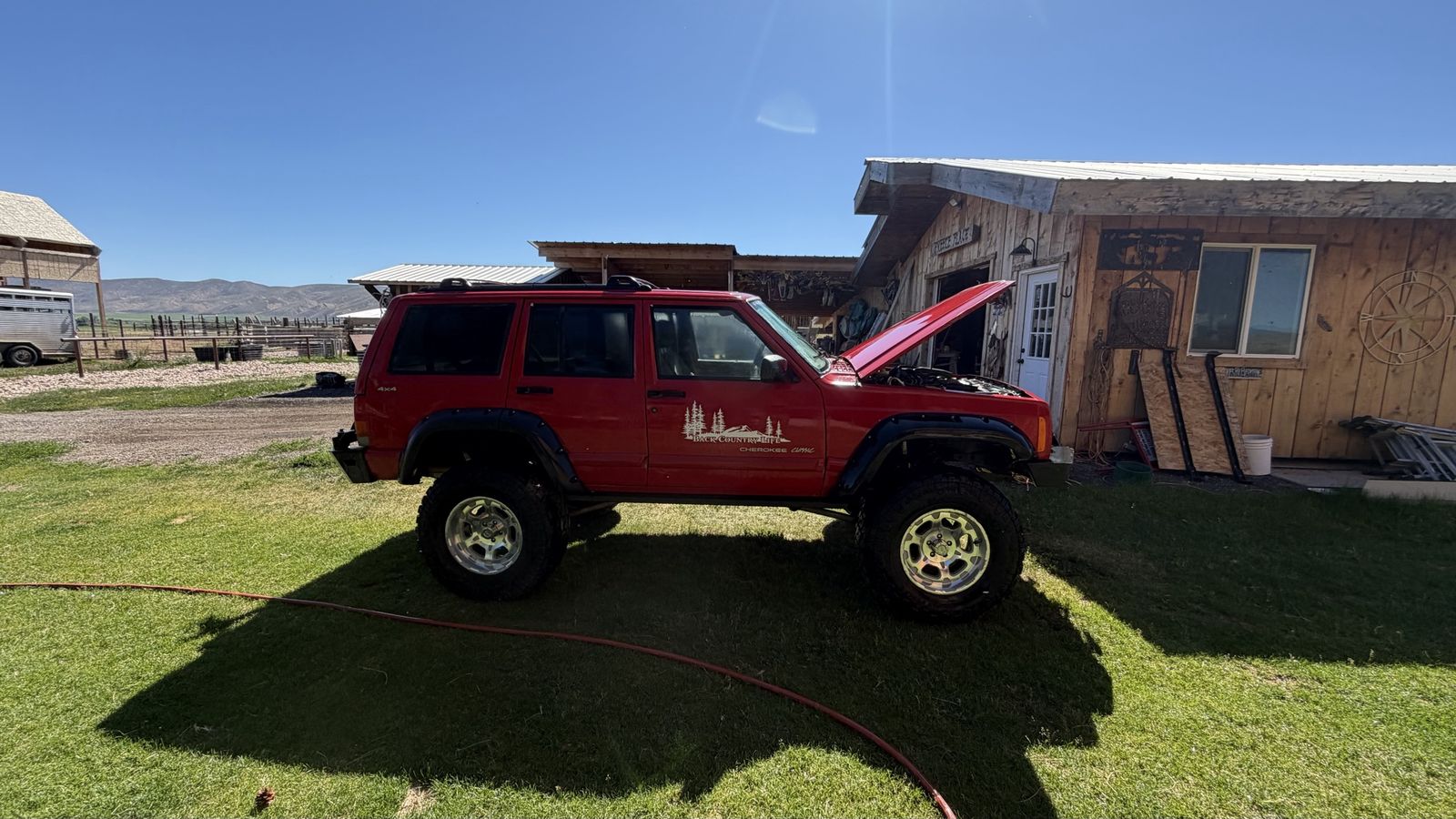 2001 Jeep Cherokee XJ classic 4x4 - Red, Lifted, Off-Road Tires