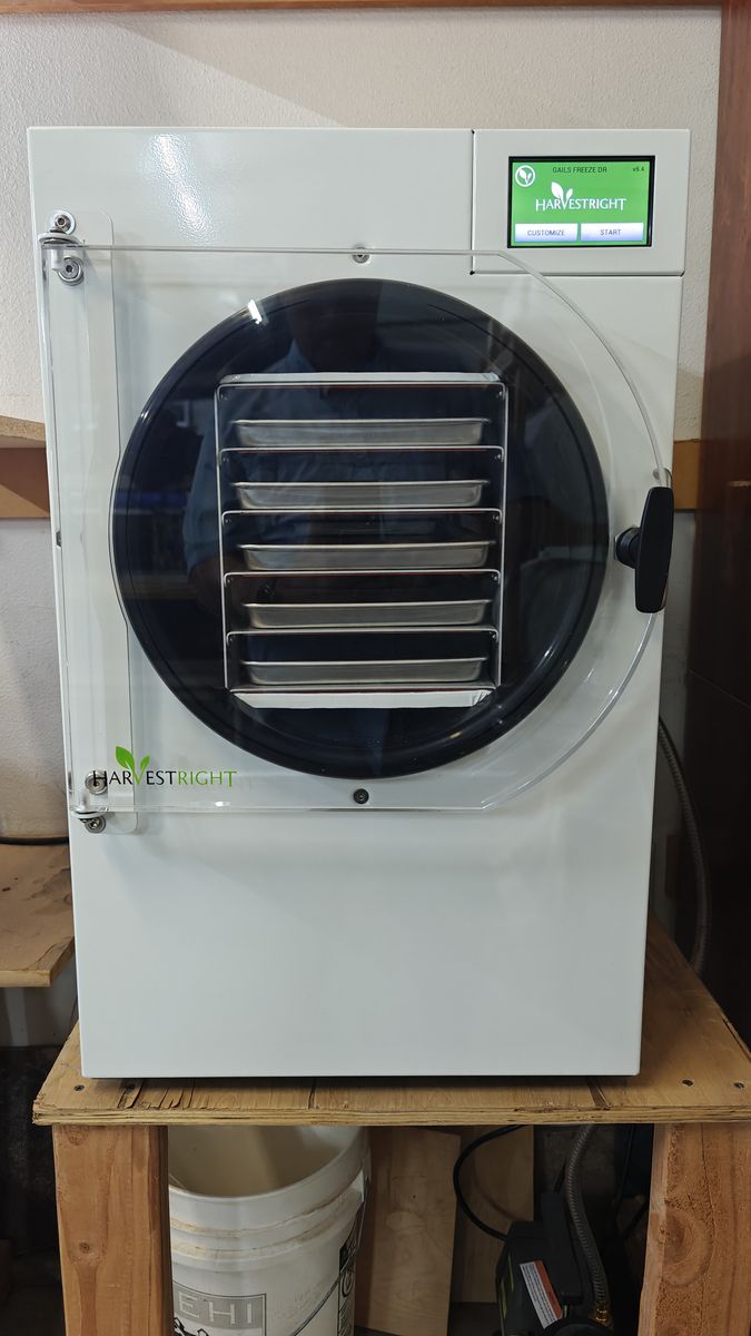 Harvest Right Medium Freeze Dryer White with Vacuum Pump & Starter Accessories