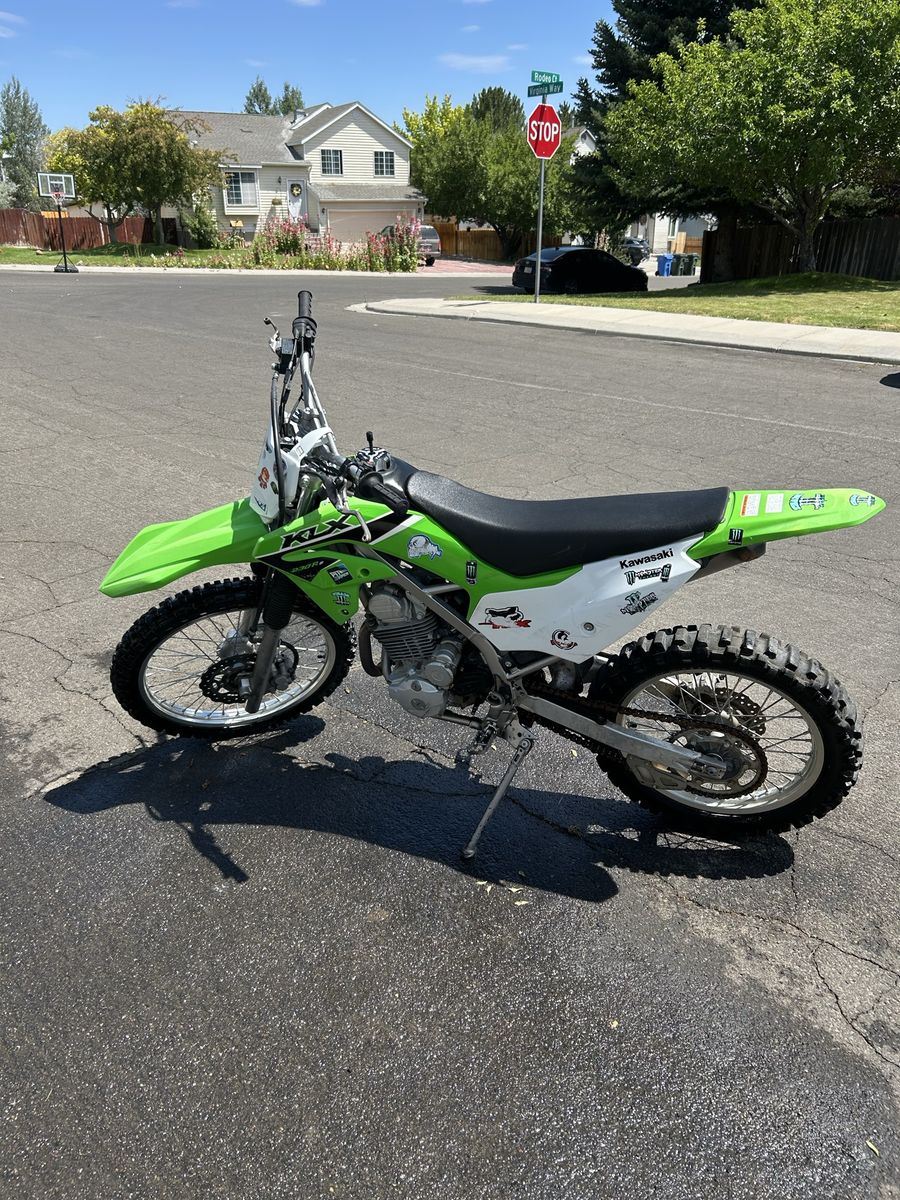 Kawasaki 230Rs 2023
