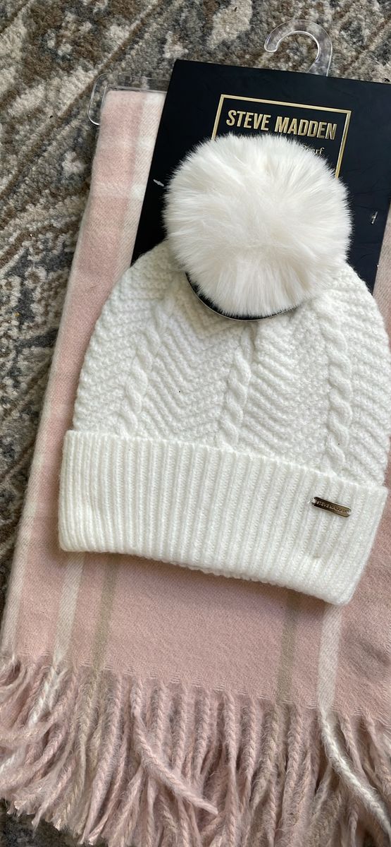 Steve Madden Scarf and Beanie Gift Set in Ivory One Size NWT Retail $48.00 Soft