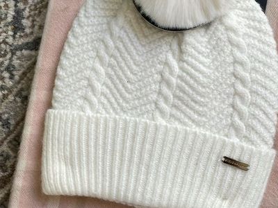 Steve Madden Scarf and Beanie Gift Set in Ivory One Size NWT Retail $48.00 Soft