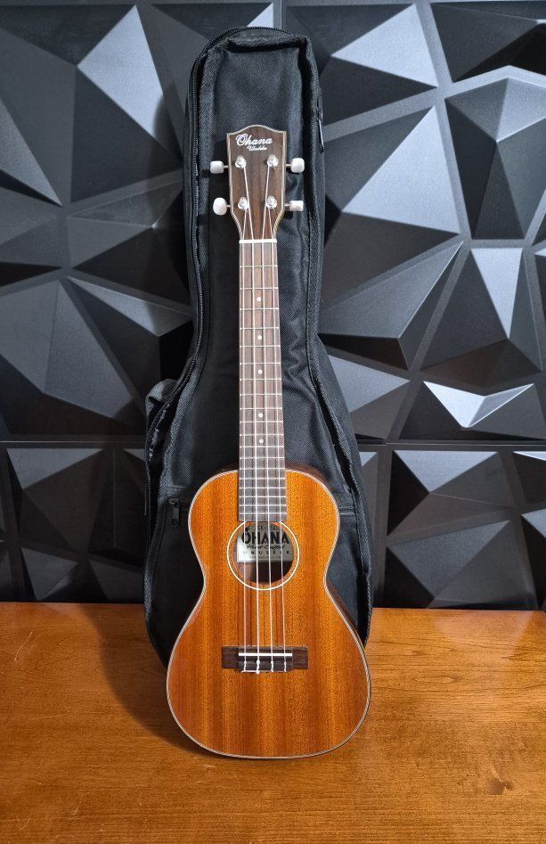 Ohana CK-35G Ukulele Concert Mahogany Solid Body with Gig Bag. Excellent Conditions!