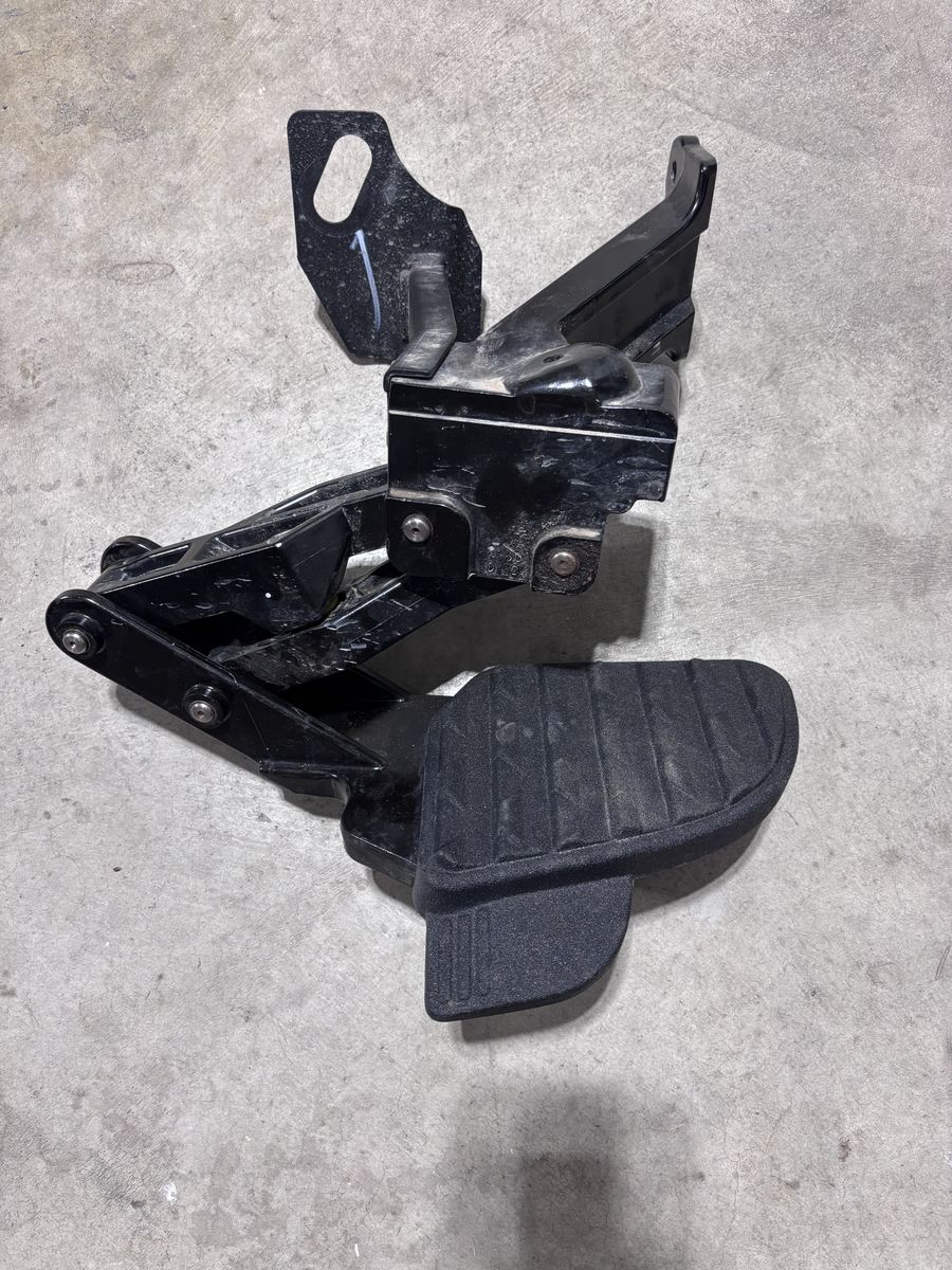2026 Dodge Laramie Crew Cab 4x4 truck bed side step