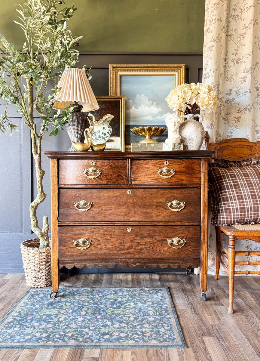 *FREE DELIVERY* Antique Scalloped Oak Dresser/Chest of Drawers