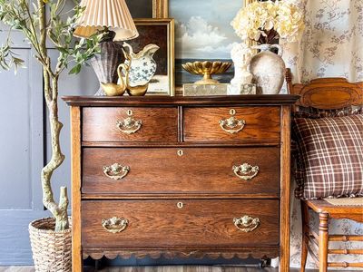 *FREE DELIVERY* Antique Scalloped Oak Dresser/Chest of Drawers