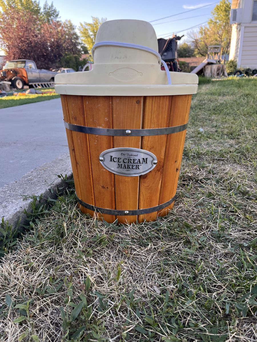 Nostalgia Old Fashioned Electric Ice Cream Maker Wooden Bucket