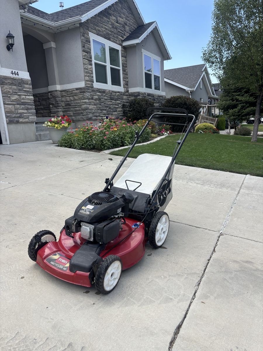 Toro Recycler 22" Self-Propelled Walk-Behind Gas Mower Kohler 6.75ft-lb Torque