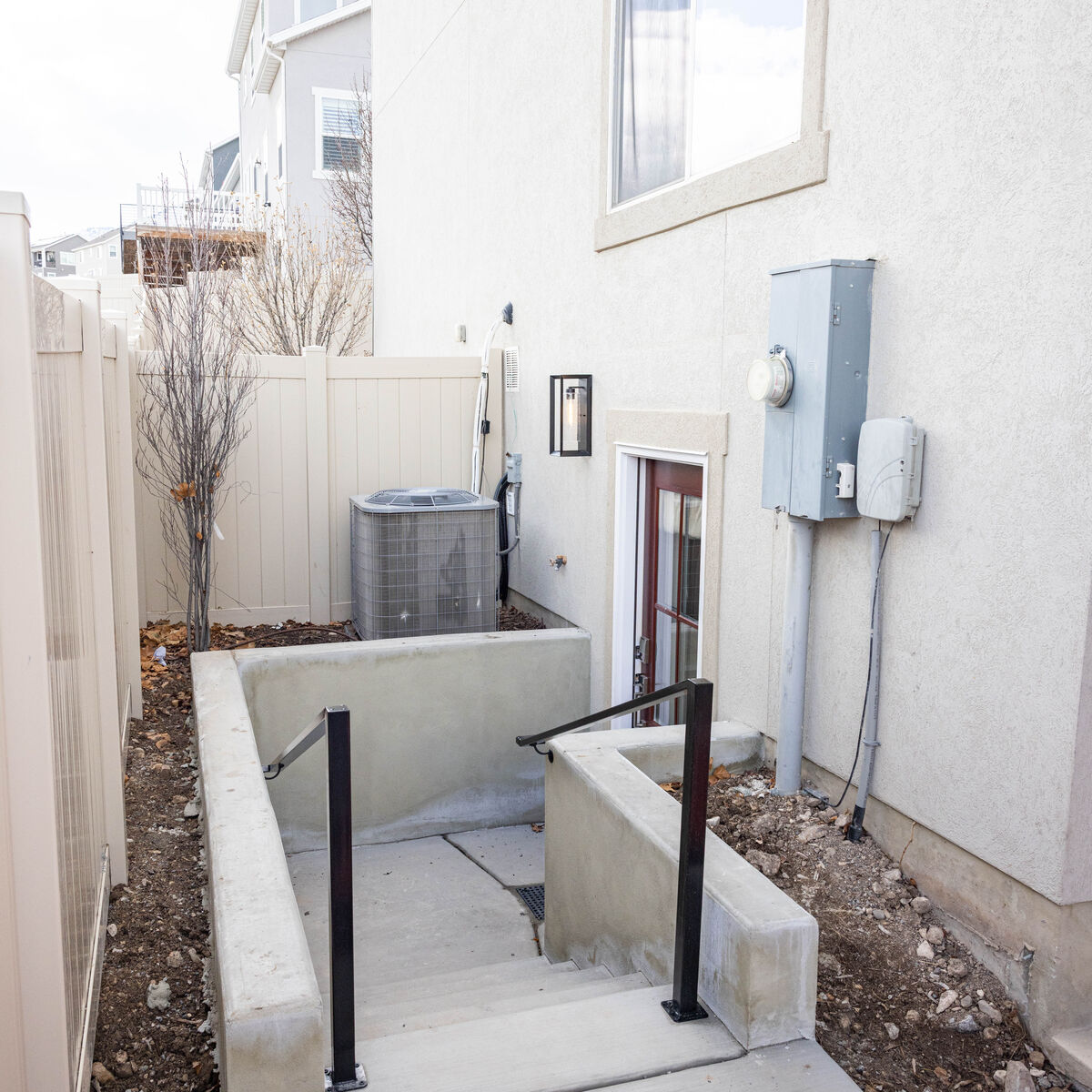 Rock retaining walls | Concrete retaining walls | Sports Courts | Walkouts