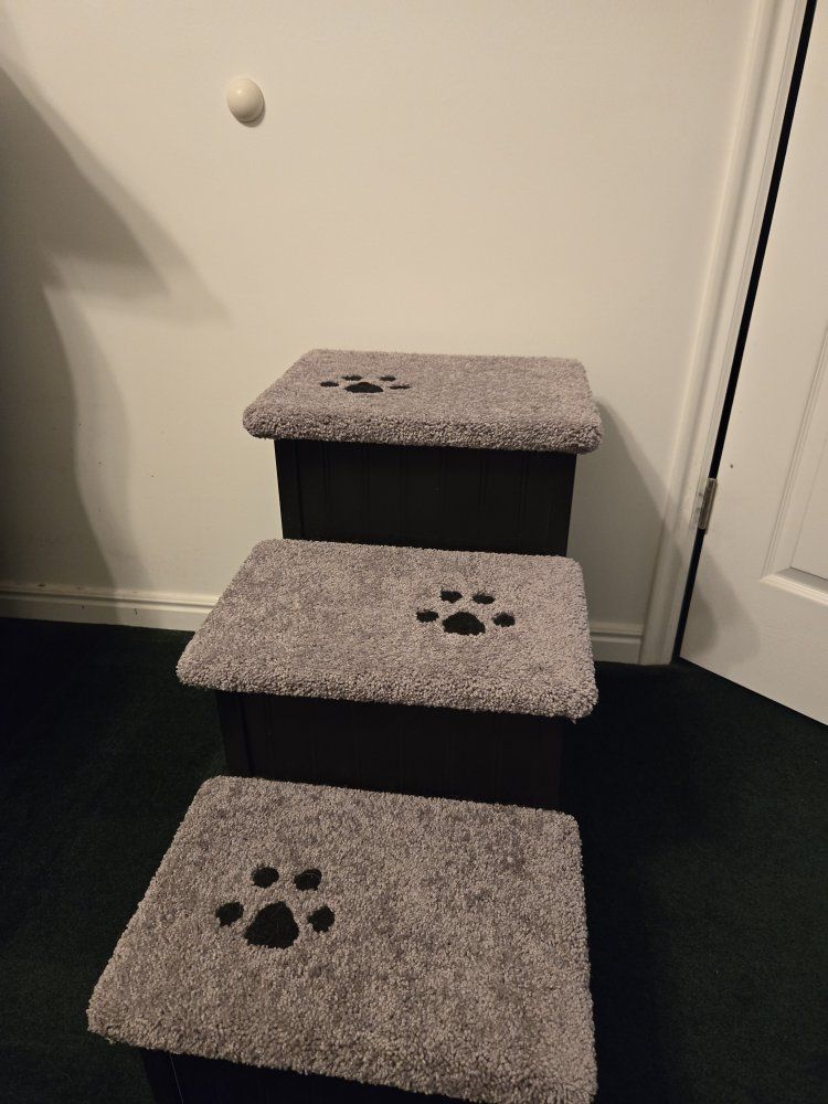 Wooden 3-Step Pet Stairs with Gray Carpet and Paw Print Accents