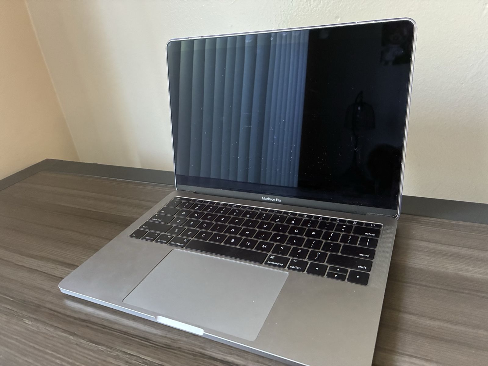 Apple MacBook Pro 13-inch (2017) - Core i5, 8GB RAM, 256GB SSD
