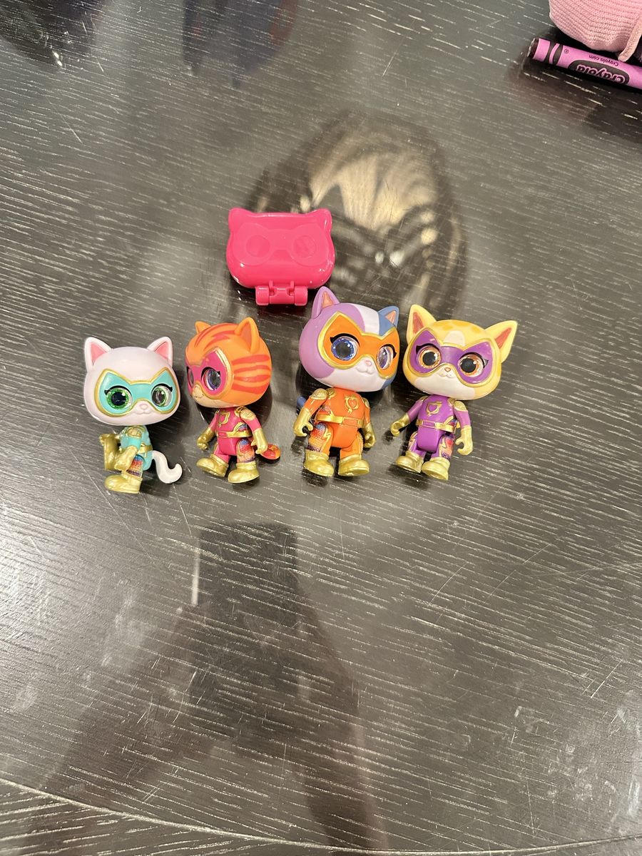 Super Kitties Action Figures Lot of 4 with Case