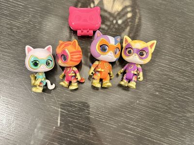 Super Kitties Action Figures Lot of 4 with Case