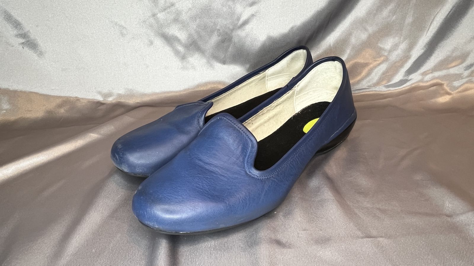 Blue Leather women's size 9 kuru flats. 