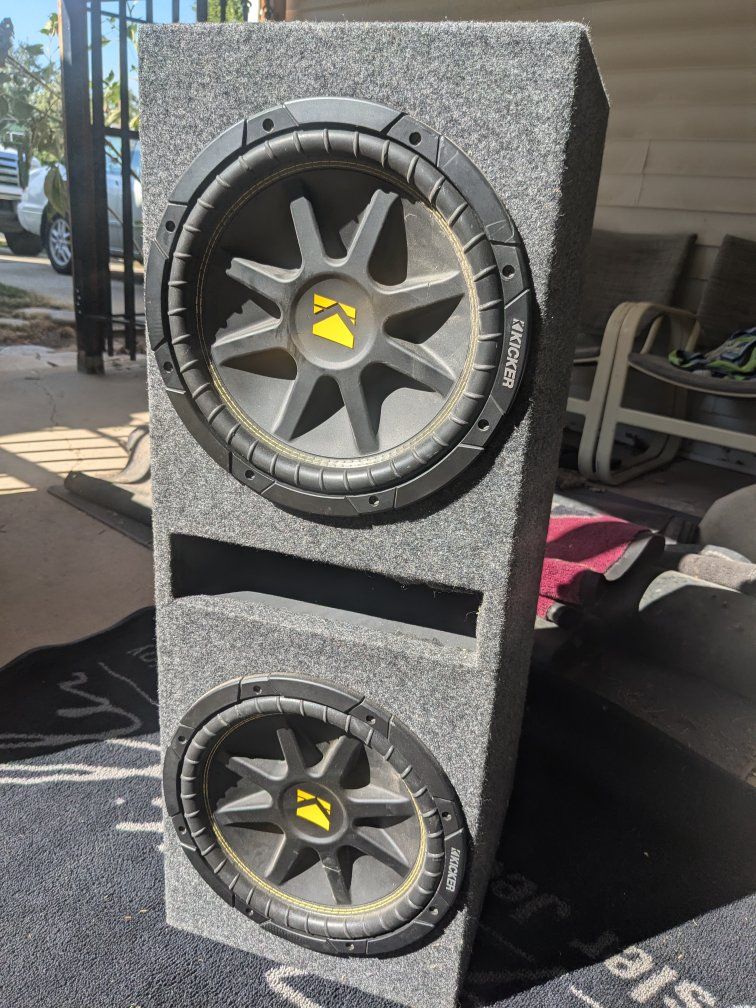 Kicker dual 12" subwoofer with Torque 1000W amplifier