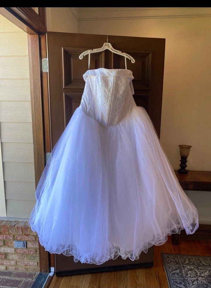 David's Bridal Strapless Beaded Satin & Tulle Wedding Dress Size 24W. 