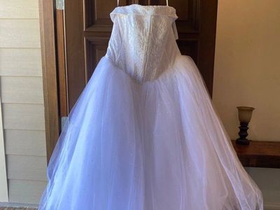 David's Bridal Strapless Beaded Satin & Tulle Wedding Dress Size 24W.