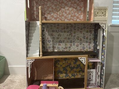 Free Extra Latge Dollhouse