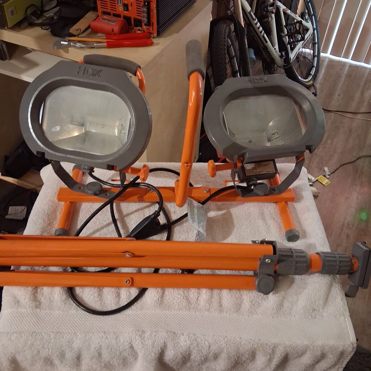 HDX 1200-Watt Halogen Tripod Work Light.