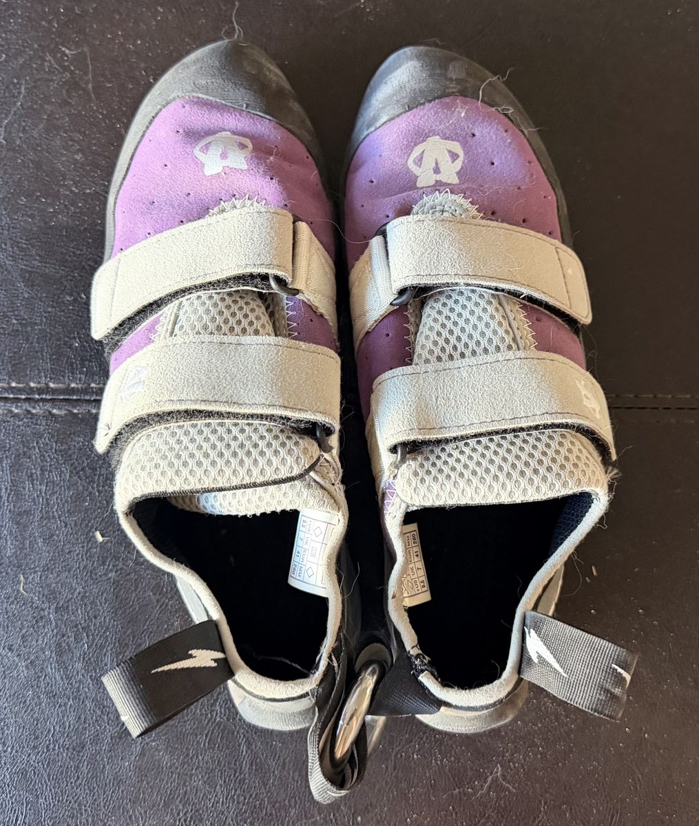 Evolv Elektra climbing shoes - women’s 9.5