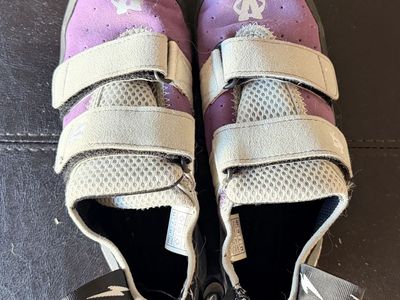 Evolv Elektra climbing shoes - women’s 9.5