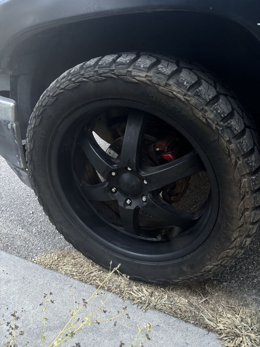 24 inch boss Motorsport rims 33x12.5 tire r22 6x5.5 lug patterned full set 