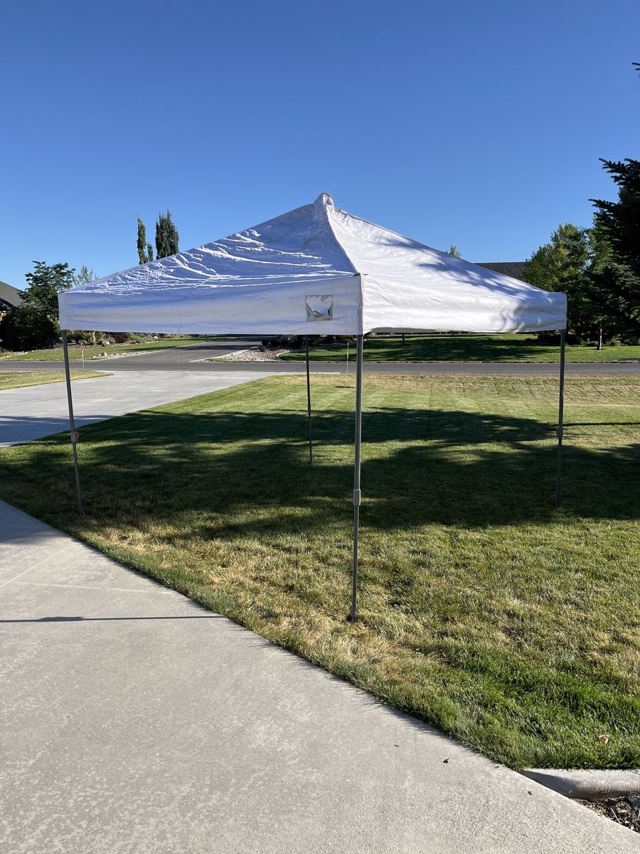 Folding canopy 10‘ x 10‘