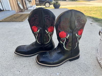 Women’s black square-Toe Western boots with rose floral Embroidery Size 9