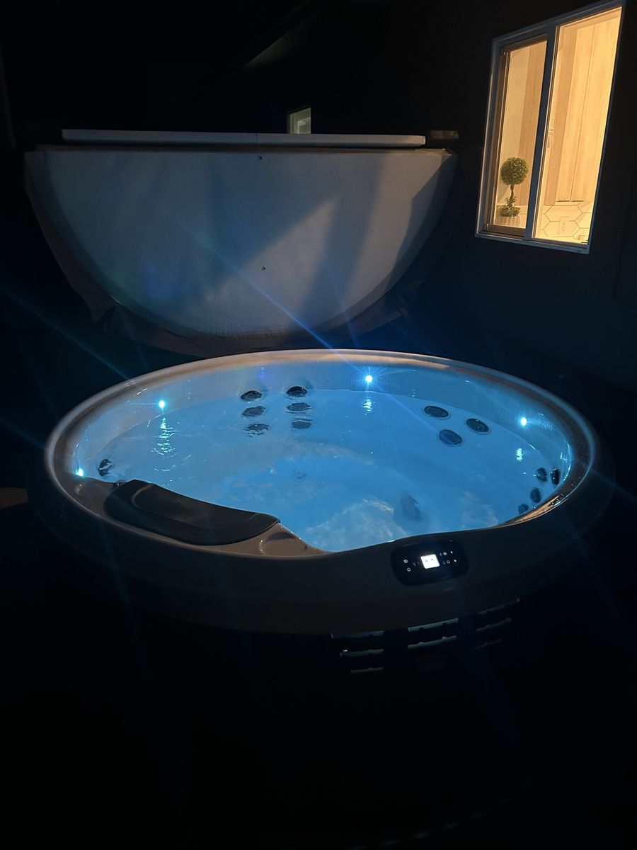 2022 Bullfrog X6R hot tub