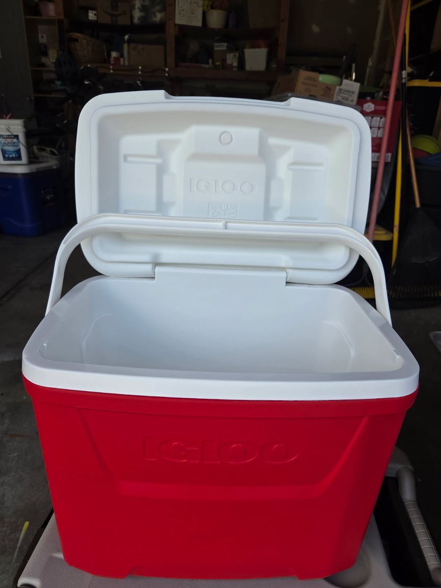 26 quart Red/White cooler