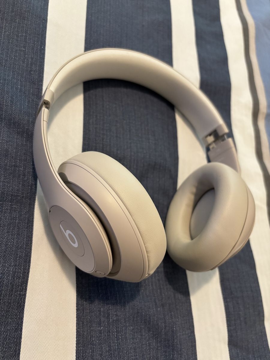 Beats Solo Pro Wireless Noise-Cancelling On-Ear Headphones - Light Gray with Case & Cables