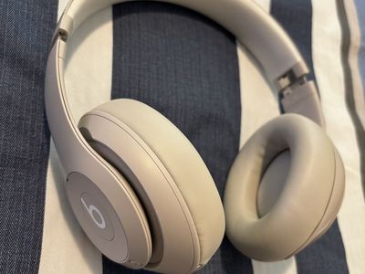 Beats Solo Pro Wireless Noise-Cancelling On-Ear Headphones - Light Gray with Case & Cables