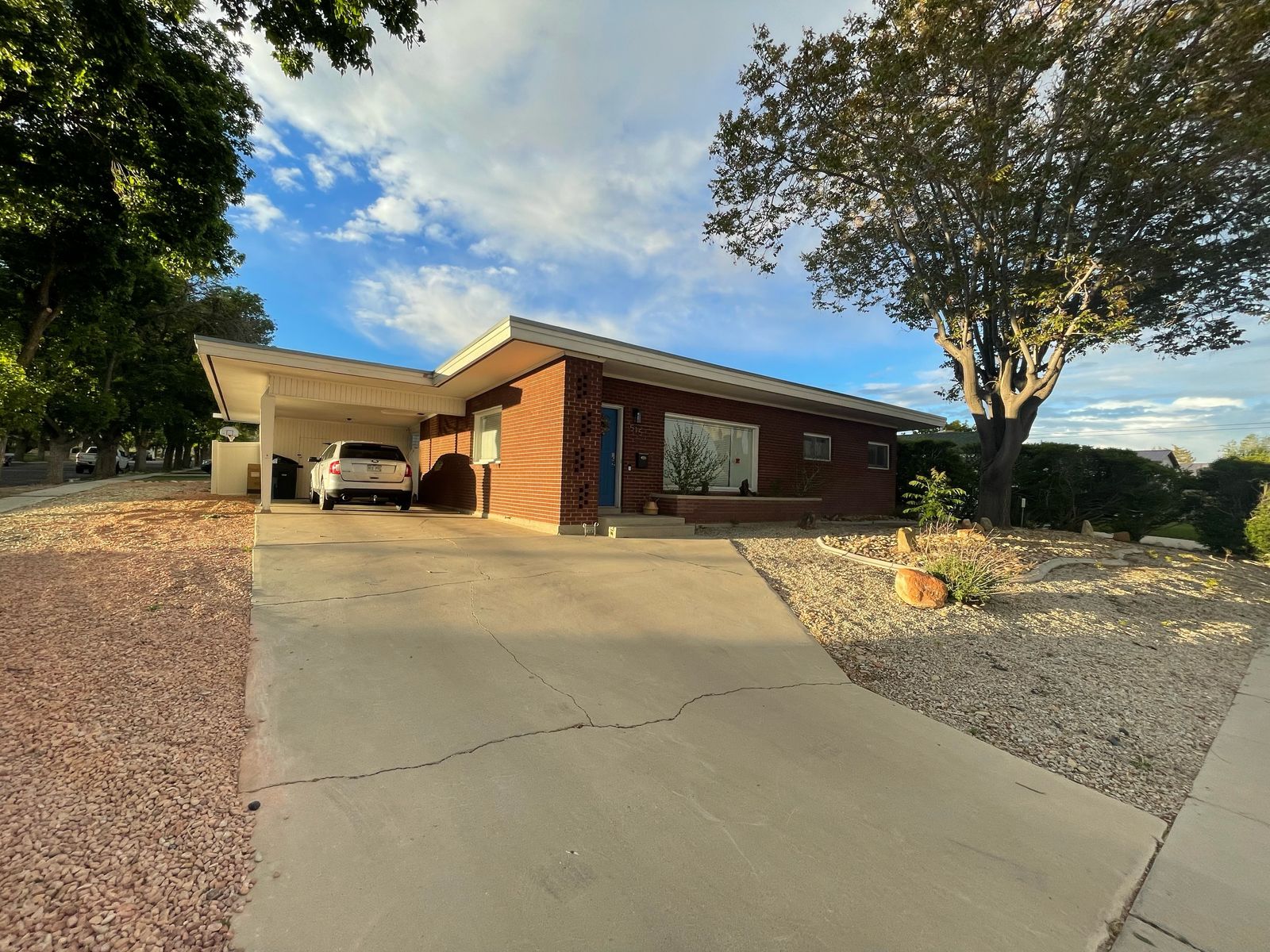 NON-SMOKING HOUSE FOR RENT