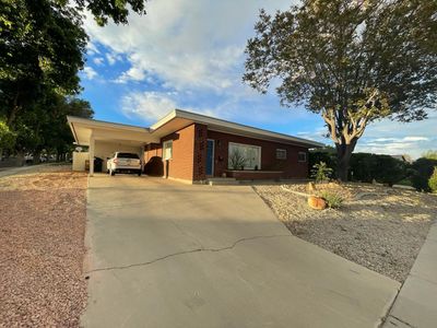 NON-SMOKING HOUSE FOR RENT