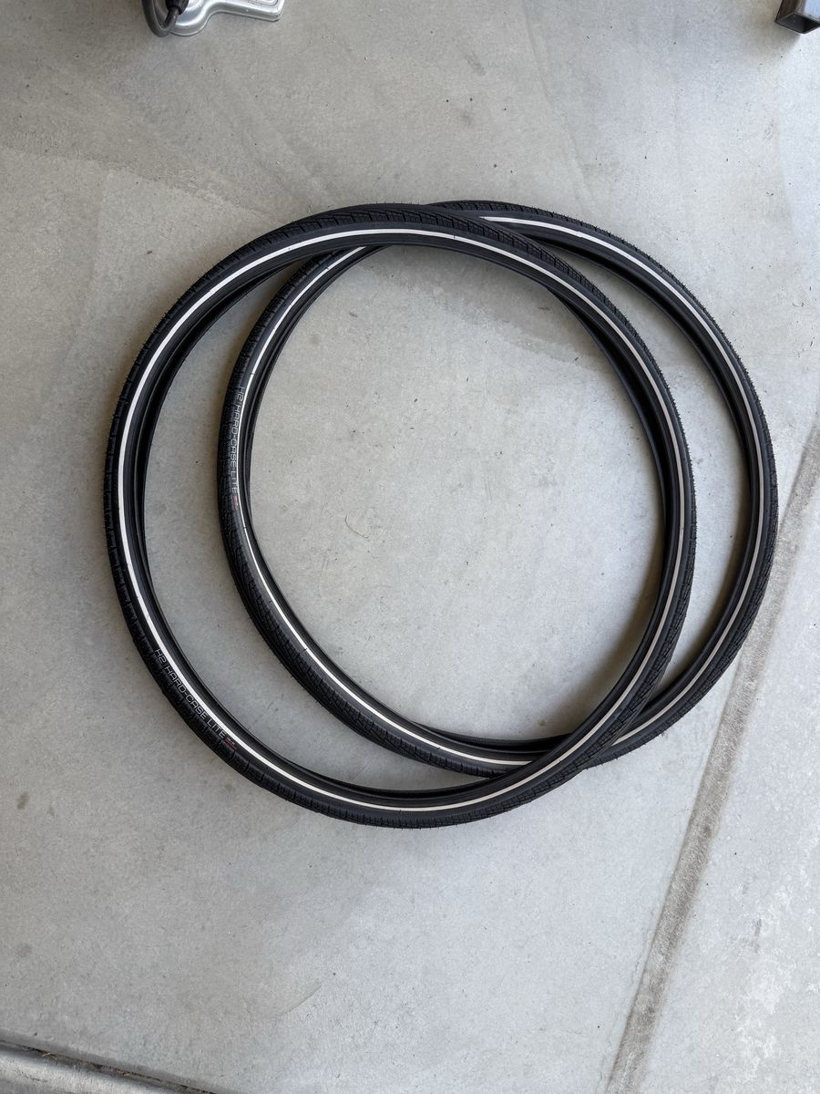 Bontrager bike tires 700-35 new