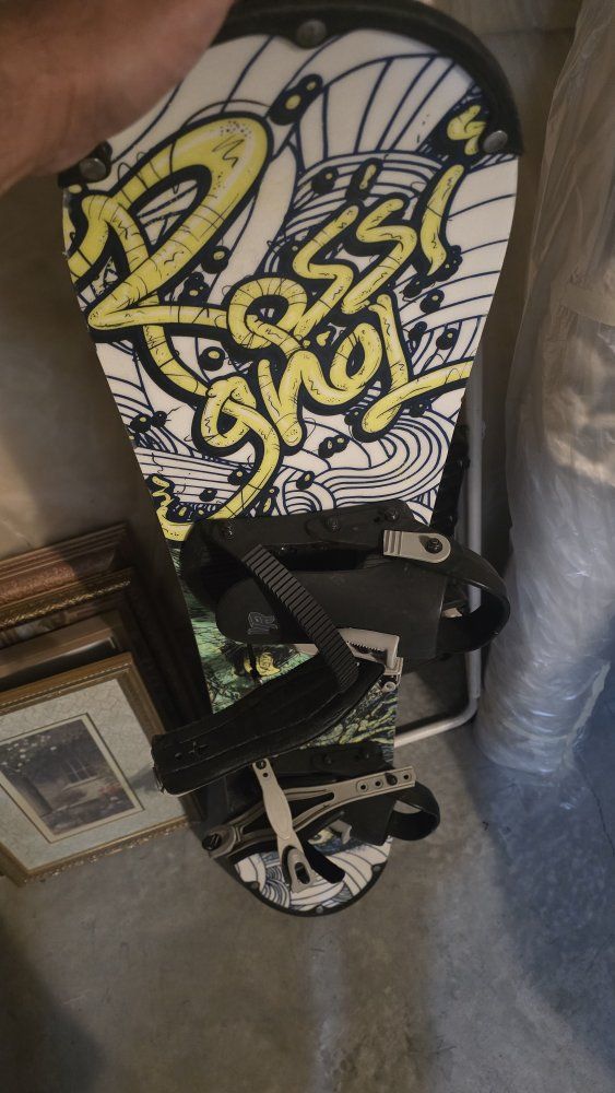 Rossignol R 35 Youth Snowboard with Bindings Used