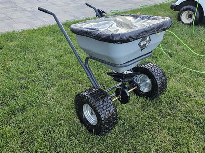seed/ fertilizer spreader