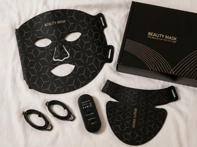 New in box Red Light Therapy Mask