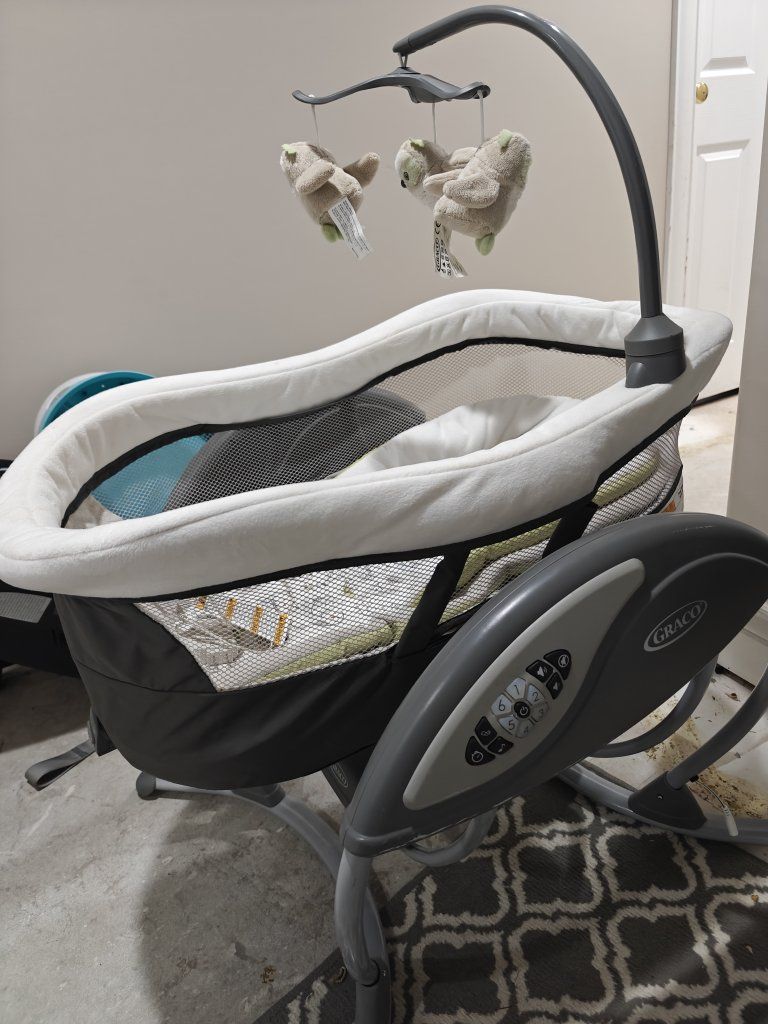 Graco rocking bassinet