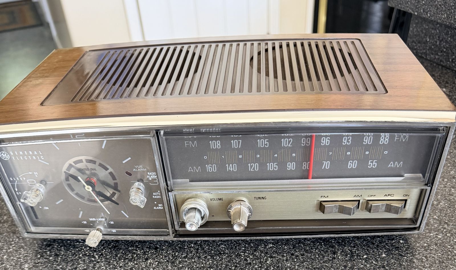 Vintage General Electric (MCM) Mid-Century Modern Retro Design AM/FM RADIO