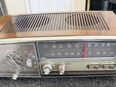 Vintage General Electric (MCM) Mid-Century Modern Retro Design AM/FM RADIO