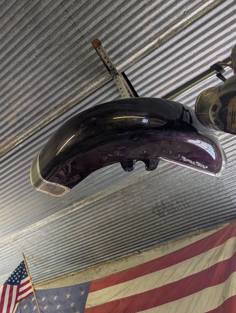 Harley Road King front fender great. shape year ??any way hanging up in garage $ cash ,phone calls only $ 200 OBO