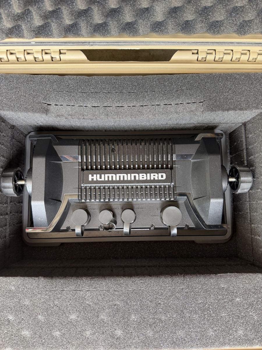 Hummingbird Xplore 9, like new very little use fish finder