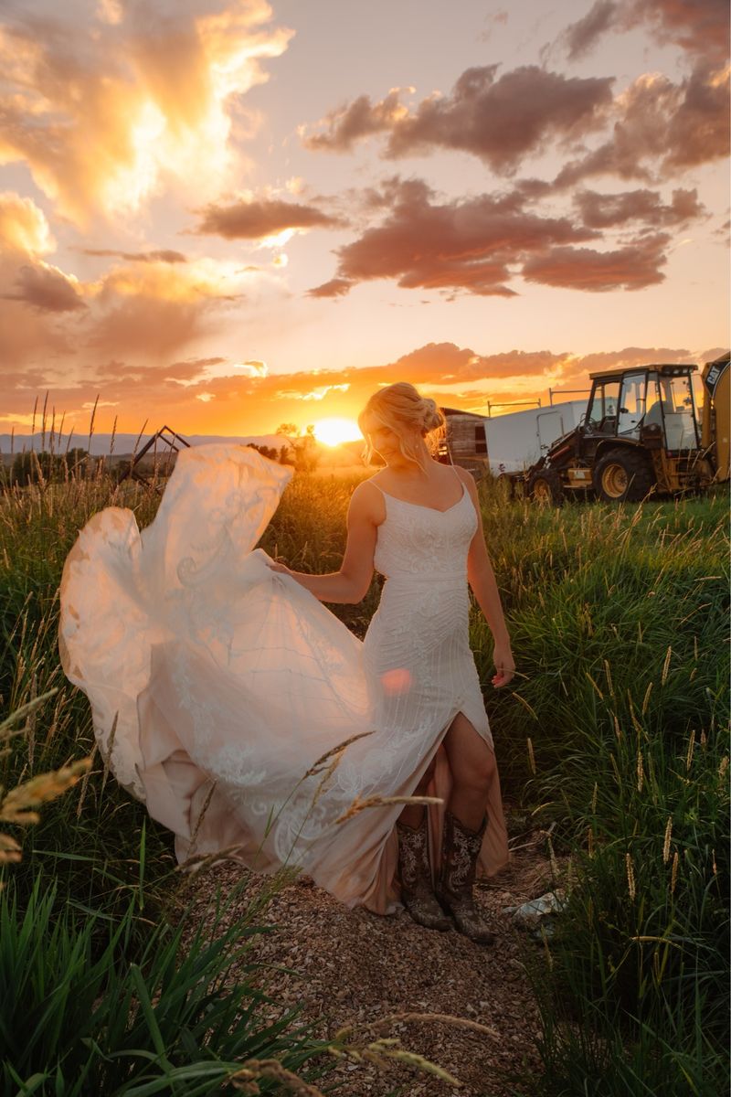 Stunning Ivory Wedding Dress & Matching Veil - Hand-Woven Detail, Worn Once