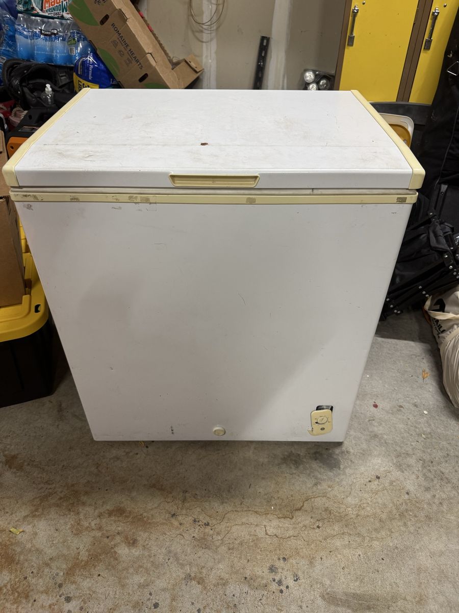 White Chest Freezer - Compact Standalone Deep Freezer